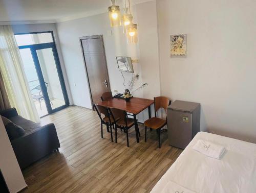 コブレチにあるIVERIABEACHのテーブル付きの小さな部屋、ベッド付きの部屋
