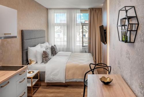 una camera d'albergo con letto e tavolo di Theatre 9 Apartments by Adrez a Praga