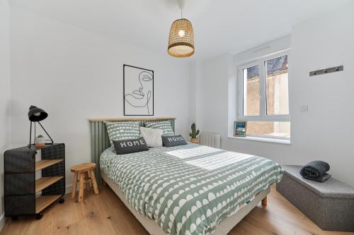a bedroom with a bed and a couch and a window at L'Escale du Moulin - Au coeur du Calvados in Saint-Pierre-sur-Dives