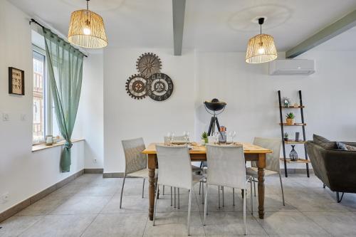 une salle à manger avec une table et des chaises en bois dans l'établissement L'Escale du Moulin - Au coeur du Calvados, à Saint-Pierre-sur-Dives