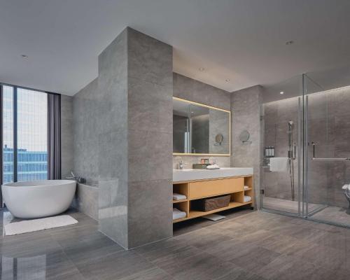 W łazience znajduje się wanna, umywalka i prysznic. w obiekcie Hyatt Place Chengdu Bio-Town w mieście Chengdu