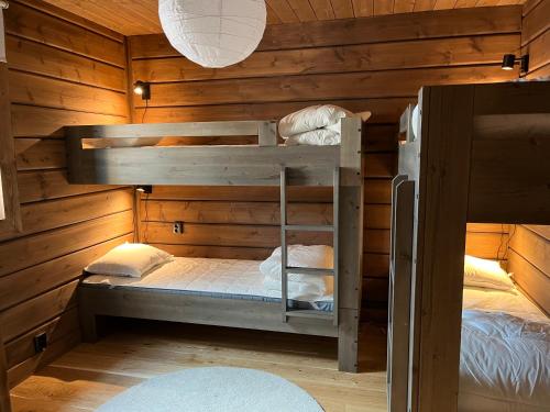 Ένα ή περισσότερα κρεβάτια σε δωμάτιο στο Idre Mountain Lodge dream with outdoor Jacuzzi !