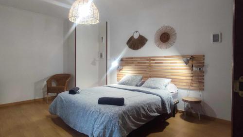 een slaapkamer met een groot bed met een houten hoofdeinde bij Precioso apartamento en ares in Ares