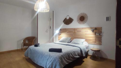 sypialnia z dużym łóżkiem z drewnianym zagłówkiem w obiekcie Precioso apartamento en ares w mieście Ares