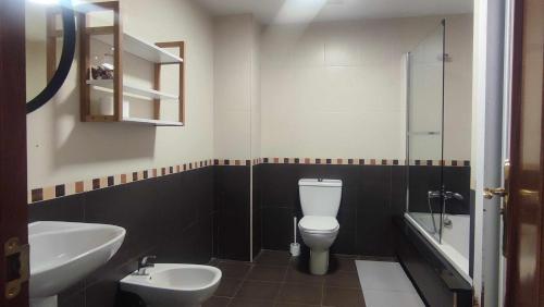 łazienka z białą toaletą i umywalką w obiekcie Precioso apartamento en ares w mieście Ares
