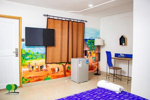 a childs bedroom with a painting on the wall at VILLA DE L'INTEGRATION in Ouagadougou