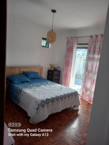 um quarto com uma cama num quarto com uma janela em Brand New Luxury villa in an exceptional location in Quatre Bornes em Quatre Bornes