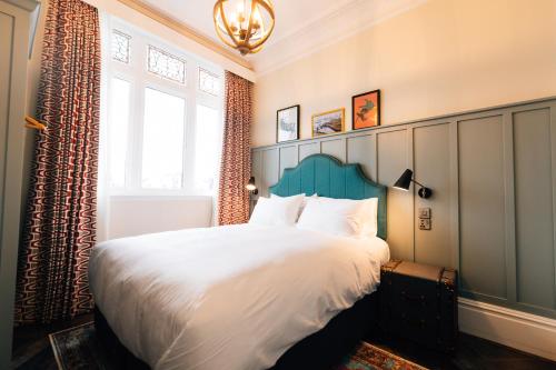 Un dormitorio con una cama grande y una ventana en Bank Apartments Portrush, en Portrush
