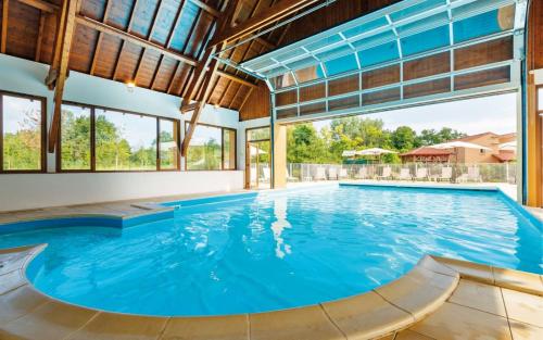 una piscina cubierta con agua azul en una casa en Charmant logement avec piscine, en Bergerac