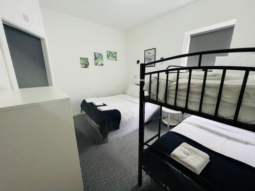 Двухъярусная кровать или двухъярусные кровати в номере Alexandra Hotel
