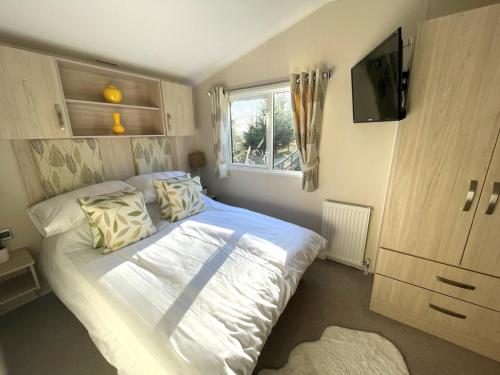 Een bed of bedden in een kamer bij Pass the Keys Gorgeous Home in Beautiful Kippford Country Park