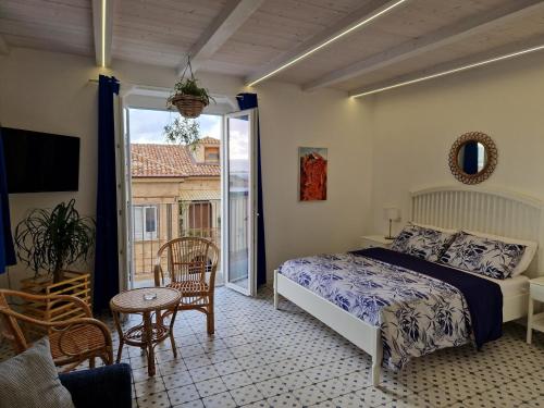 1 dormitorio con 1 cama y balcón en Casa Vacanze Penelope, en Pizzo
