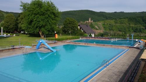 einen Blick über einen großen Pool in der Unterkunft Ferienwohnung Ewa in Ellenz-Poltersdorf