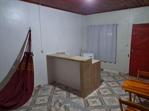 uma casa de banho com um lavatório e uma porta vermelha em AP 2 - Apartamento Mobiliado Tamanho Família - Cozinha Completa em Macapá
