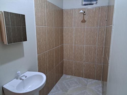 uma casa de banho com um chuveiro, um WC e um lavatório. em AP 2 - Apartamento Mobiliado Tamanho Família - Cozinha Completa em Macapá