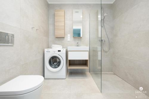 Ένα μπάνιο στο Shellter Apartments 117 Ł - by Jantar Apartamenty