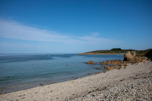 a rocky beach with the ocean in the background at Maison pêcheur vue mer in Pleubian