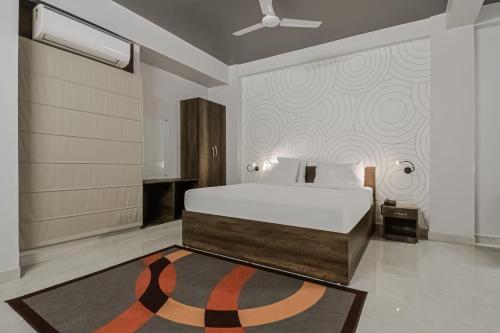 een slaapkamer met een bed en een tapijt bij Townhouse Vidya Vihar in Dīgha
