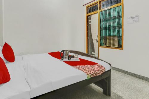 Un pat sau paturi într-o cameră la OYO Hotel Silver C