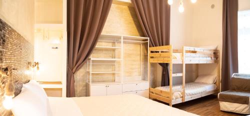 een slaapkamer met een bed en een stapelbed. bij Cairóly Rooms' in Termoli