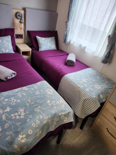Katil atau katil-katil dalam bilik di luxury new 3 bed caravan with stunning sea view on private beach in Thorness bay