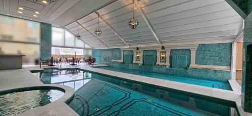una gran piscina en un edificio en Sofistic Hotel, en Itapema