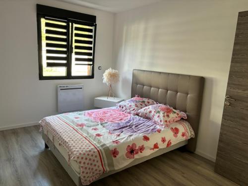 sypialnia z łóżkiem i oknem w obiekcie LG1 w mieście Saint-Dizier