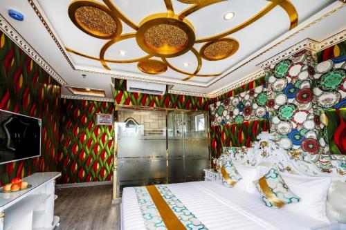 sypialnia z łóżkiem w pokoju z kolorowymi ścianami w obiekcie KEN 2 HOTEL w Ho Chi Minh