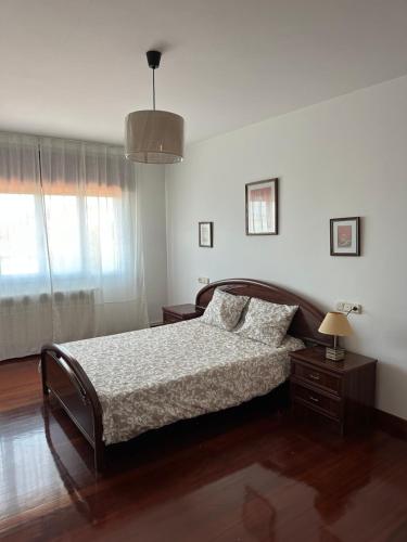 - une chambre avec un grand lit et une fenêtre dans l'établissement Casa Ponte Maria, à Pobra do Caramiñal