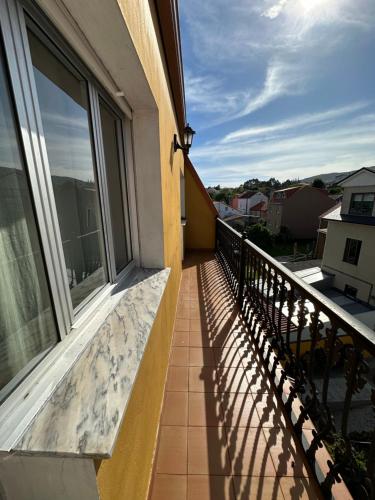 - un balcon avec vue sur un bâtiment dans l'établissement Casa Ponte Maria, à Pobra do Caramiñal