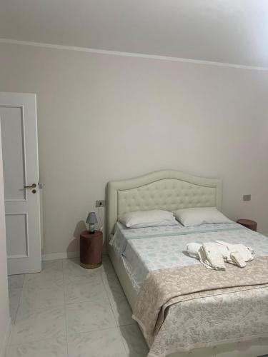 una camera da letto con un letto e due asciugamani di Conny Home ad Acerra