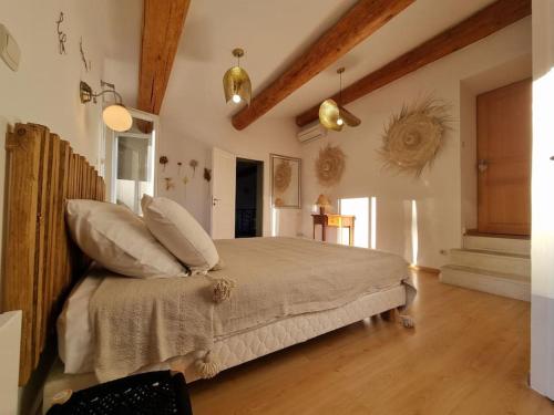 ein Schlafzimmer mit einem Bett mit Kissen darauf in der Unterkunft Maison de famille in Bouillargues