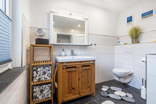 ein Bad mit einem Waschbecken und einem WC in der Unterkunft Toms Hütte in Porta Westfalica