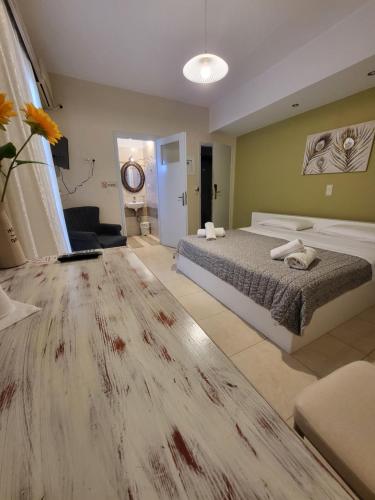 sypialnia z łóżkiem i dużą drewnianą podłogą w obiekcie Panorama Hotel - Restaurant w mieście Diakopto