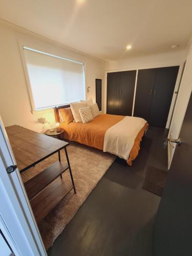 Ένα ή περισσότερα κρεβάτια σε δωμάτιο στο 1 bedroom self-contained apartment in Lalor