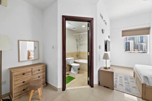 Koupelna v ubytování StoneTree - Cozy Furnished 1 BR in JLT