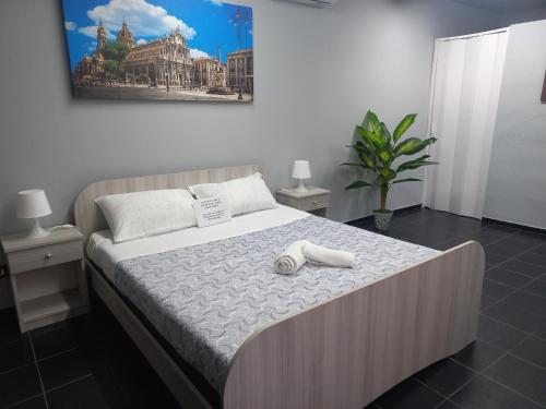 una camera da letto con un letto e un telefono sopra di B&B Il Quadrifoglio Airport Fontanarossa a Catania