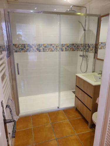 Koupelna v ubytování PROVENÇAL HOUSE IN FAYENCE with POOL & INDOOR SPA