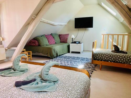 a living room with two beds and a couch at Maison de pêcheur rénovée à 3 mn de la mer. in Cayeux-sur-Mer