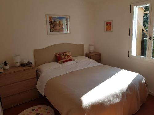 ein Schlafzimmer mit großem Bett und Fenster in der Unterkunft PROVENÇAL HOUSE IN FAYENCE with POOL & INDOOR SPA in Fayence