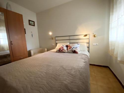 a bedroom with a bed with two pillows on it at Maravilloso apartamento PRIMERA LINEA DE MAR in L'Escala