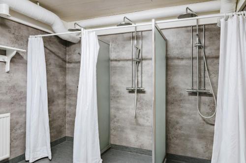 ヴェムダレンにあるGästis Vemdalenのバスルーム(白いカーテン付きのシャワー付)