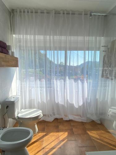 baño con aseo y ventana en THE BEACH - large apartment with private beach, en Pettenasco