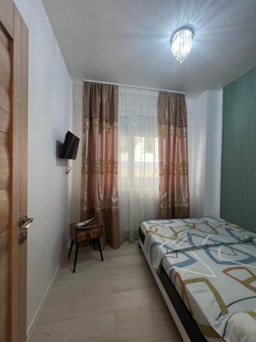 um quarto com uma cama e uma janela em Antonette 2 Apartment Mamaia Nord em Mamaia Nord – Năvodari