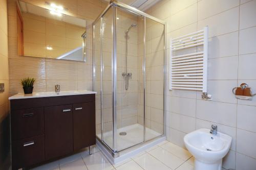 a bathroom with a shower and a sink and a toilet at Nina Villa Planetcostadorada in Tarragona