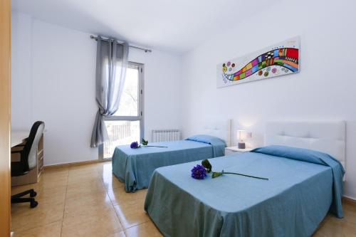 a bedroom with two beds and a window at Nina Villa Planetcostadorada in Tarragona