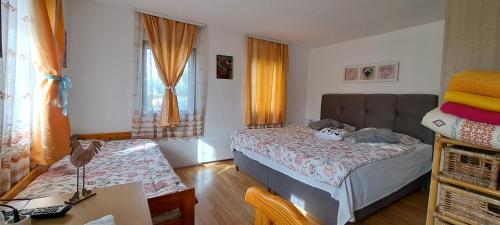 1 dormitorio con cama, escritorio y mesa en Kuća za odmor Mirna Zagorka, 