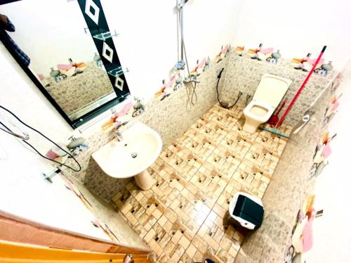 uma casa de banho com um lavatório, um WC e um espelho. em Nice View guest house & restaurant em Ella
