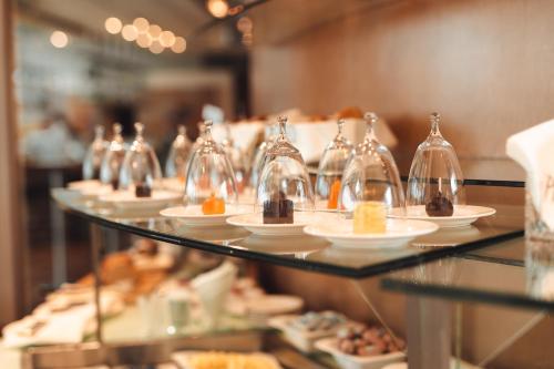 - bufet z deserami w szklanych kopułach w obiekcie The PENZ Hotel w mieście Innsbruck