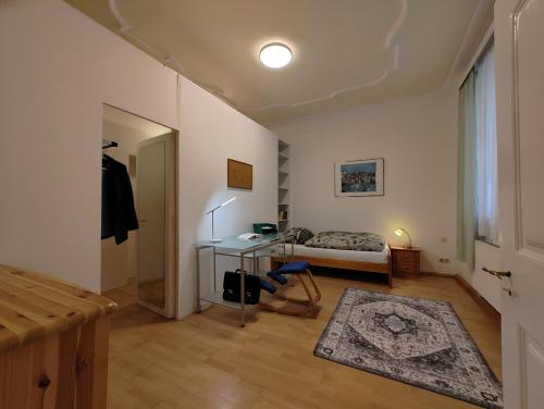 una camera con letto e scrivania di Altstadtparee a Steyr